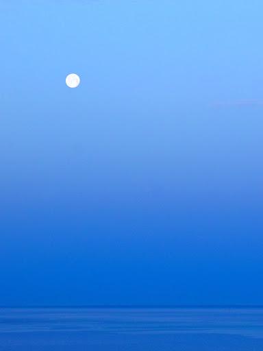 朝７時、もうすぐ月が海に沈む・・・