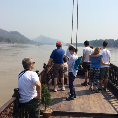 パークウー洞窟へのメコン川クルーズ