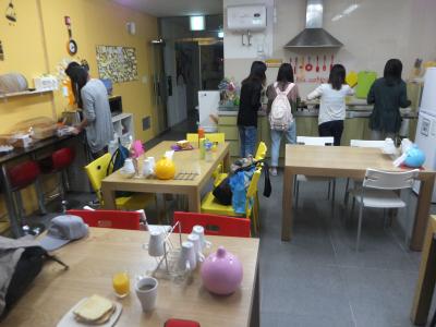 B1の食堂兼キッチン。客が各自で卵料理を作っている