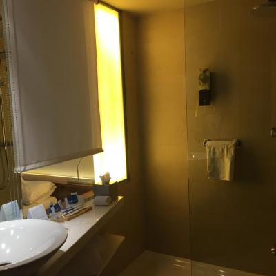 ロールカーテンあけるとベッドルーム丸見え