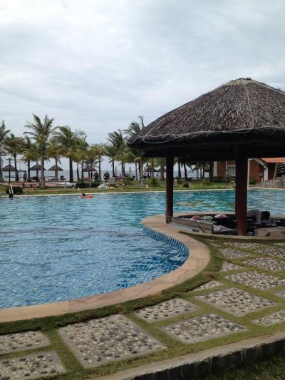 プール（奥はビーチ）