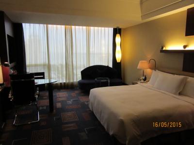 広々した部屋、ベッドはキングサイズ