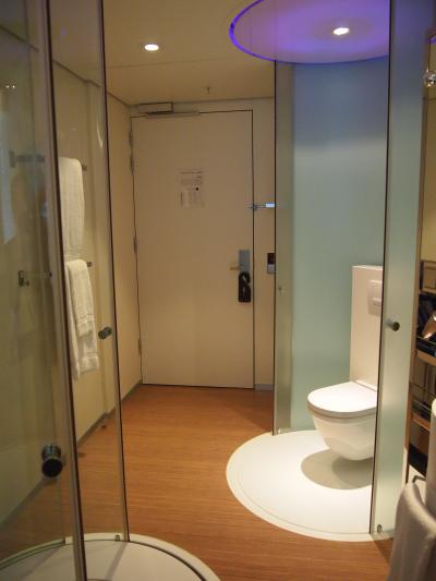 トイレとシャワールーム(左手)