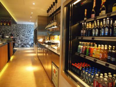 飲み物や軽食が売られています。