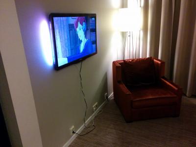 壁掛けテレビなので、客室を広く使えます。