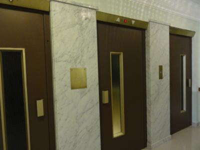 エレベータの扉は古い様式だけど、全く問題ナシ