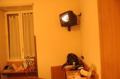 開かない窓、壁掛けＴＶ。