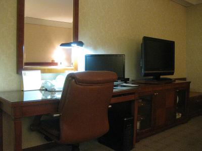 デスク上にはノートパソコンが標準装備