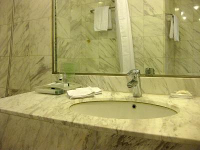 洗面台上のバスアメニティは…