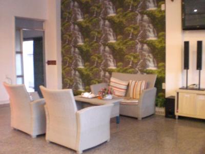 比較的広いロビーの左側には、宿泊客等が休むソファーがあります