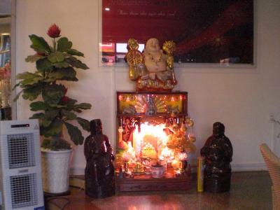 受付の右側には、信心深いベトナムの特性を現す仏壇があります。