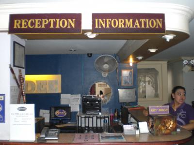 １階にカフェとともに受付カウンターがあります。