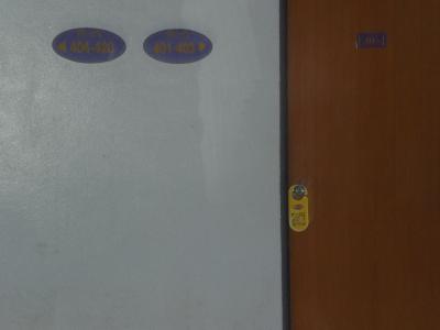 廊下に表示された標識と部屋の扉です。