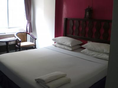 窓からの明るい日差しとベッドの様子です。