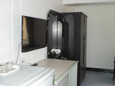 白を基調とした室内と黒のロッカーが明るく鮮やかです。