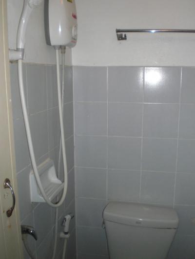 バスルームのトイレとシャワー部分です。綺麗です。