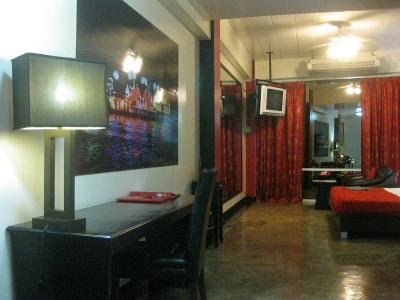 客室に入りました…奥に見えるベッドの天井にはシーリングファン