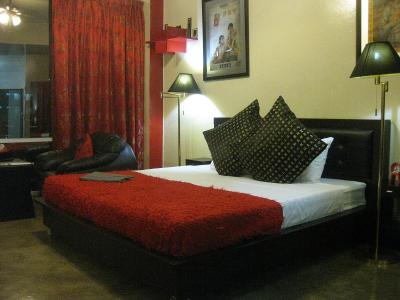 ベッドは大きいですし、ソファーは贅沢にも皮張りです