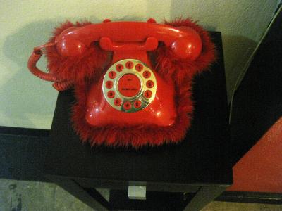 ケバケバのついた電話機