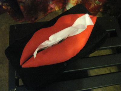 ティッシュを取り出すと、唇がセクシーに動きます 