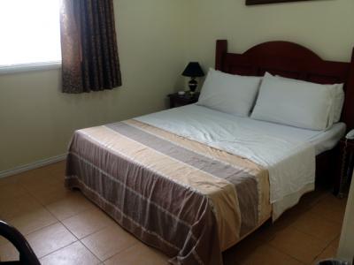 ベッドはクィーンサイズ