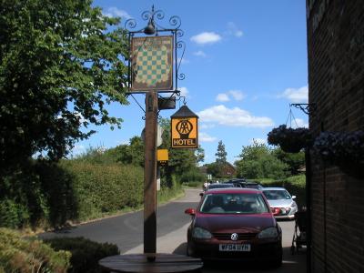 広い駐車場は車で一杯でした。高級車が多かった気がします。