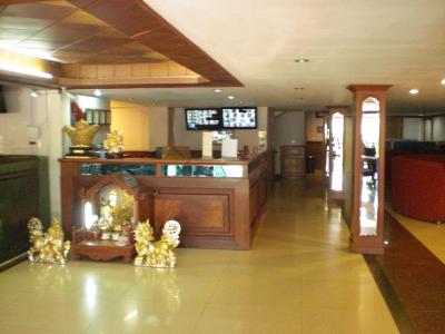 ２階に上がると、正面に受付カウンターが見えてきます。