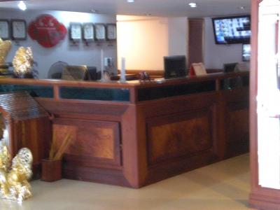 受付カウンター内でスタッフが居眠りをしています。