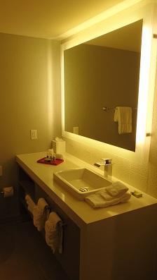 非常にきれいなバスルーム（シンクの水量は要注意！）