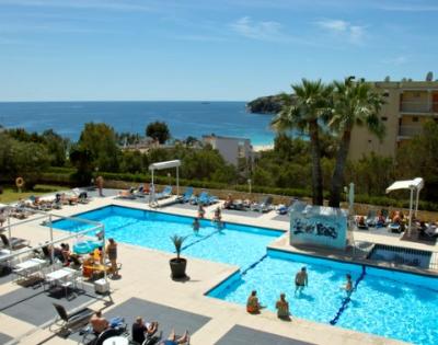 バルコニーから外を眺める