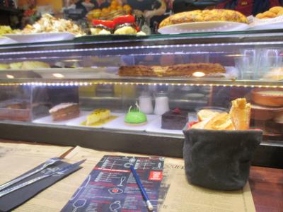 市場内のお店でランチ