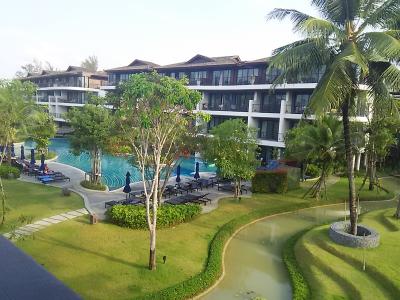 奥は子供用の浅いプール