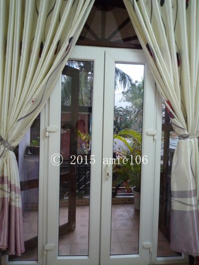 バルコニーへの窓は大きくて明かりが入ります。