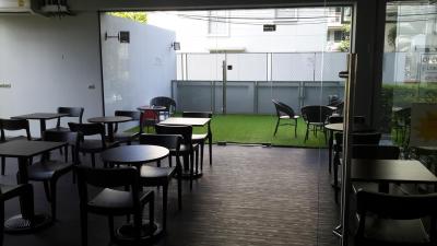 1Fのロビー(ホテル宿泊者以外も入場可)と喫煙場所