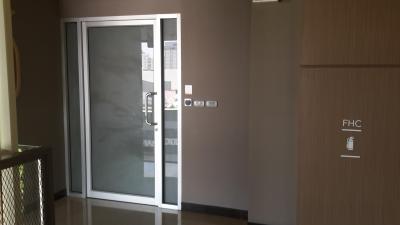 エレベータホールから客室廊下入り口のセキュリティドア