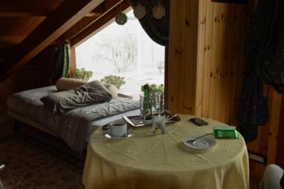客室は木目調で温かい雰囲気。ベッドの上の天井は低くなっている