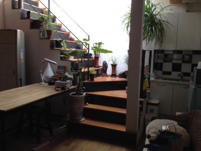 ダイニングルーム!?のようなところから屋上に向かう階段。