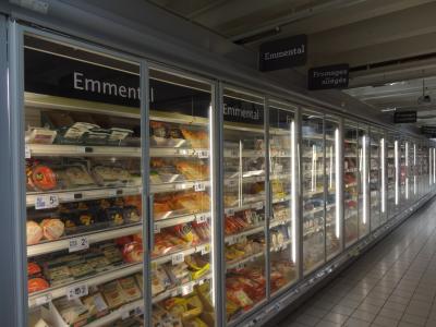 近くのスーパーです。これ全部チーズ、