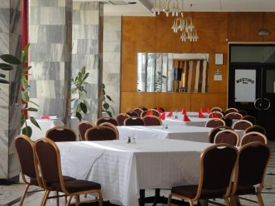 夕食・朝食ともにここです。やたら広くて、ちょっと寂しい。