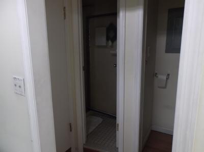 左側がバス、右側がトイレ。この写真の左側にもうひとつトイレ。