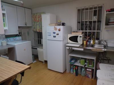 リビングエリア。冷蔵庫に入れるときはフセンで部屋番号を。