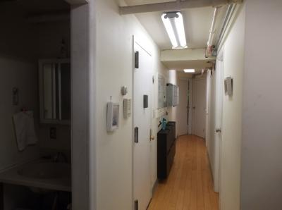 廊下部分。手前が洗面。次のドアが玄関。向こうが部屋。