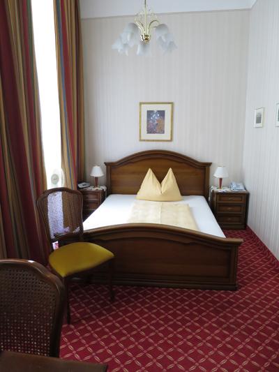 天井がとても高く優雅な雰囲気の部屋でした