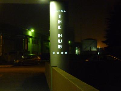 郊外にあり機能的なデザインのホテルです