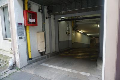 狭い地下駐車場入口