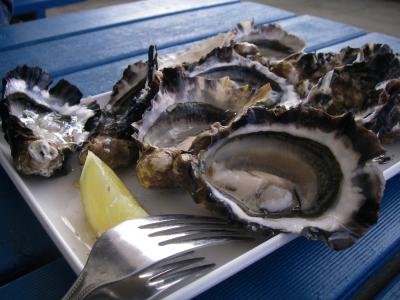 フレシネ国立公園近くで、手軽に直売の新鮮な牡蛎が食べられるお店
