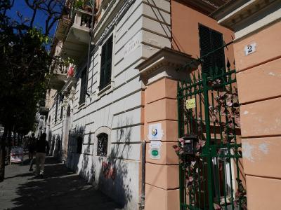 近くの通りの雰囲気と正面の外玄関（屋外）