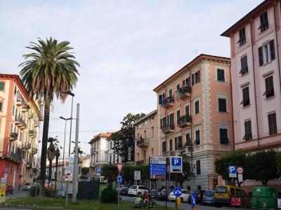 近くの広場からみたホテル外観