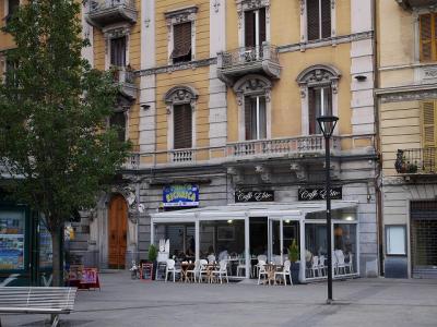 朝食会場。ホテル屋外の提携カフェで食べる
