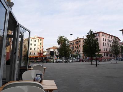 朝食会場の提携カフェから見たホテル外観